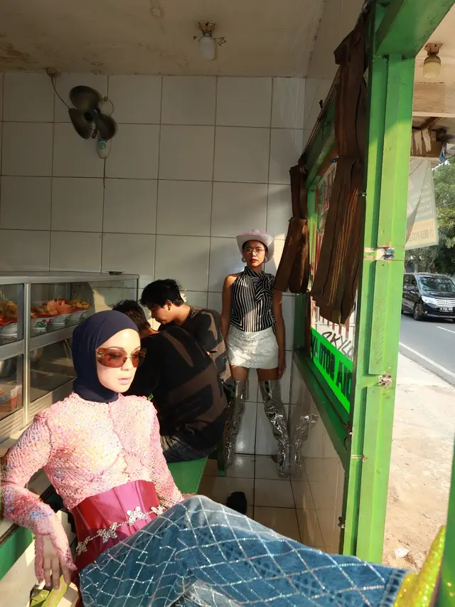 7 Gaya Nyentrik Tantri Namirah Jalani Pemotretan di Warteg Ini Curi Perhatian