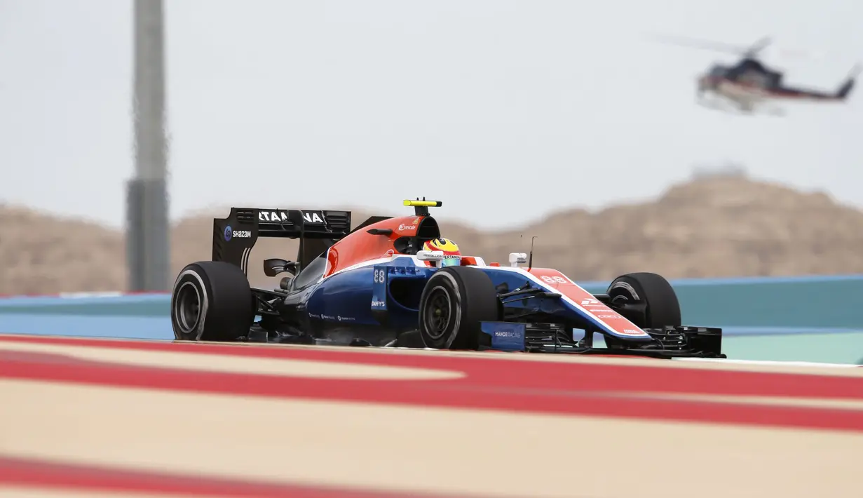 Pembalap Manor Racing Formula One asal Indonesia, Rio Haryanto saat melakukan latihan pertama di Sirkuit Sakhir, Bahrain, (1/4). Pada sesi latihan bebas pertama, dia mencatatkan waktu terbaik 1 menit 37,714 detik. (AFP PHOTO / MOHAMMED AL-SHAIKH )