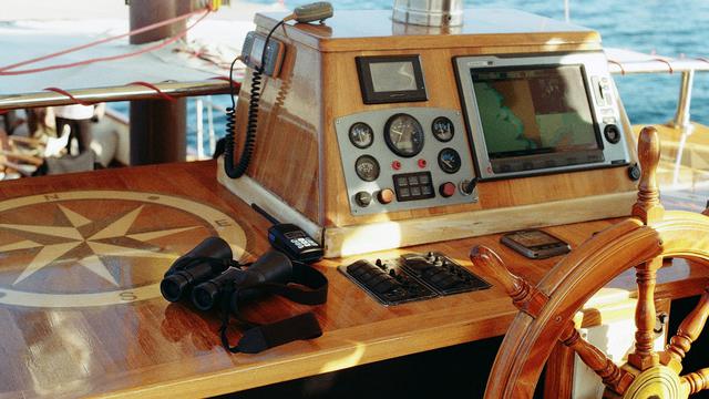 Ilustrasi kapal, pelaut, roda kemudi kapal