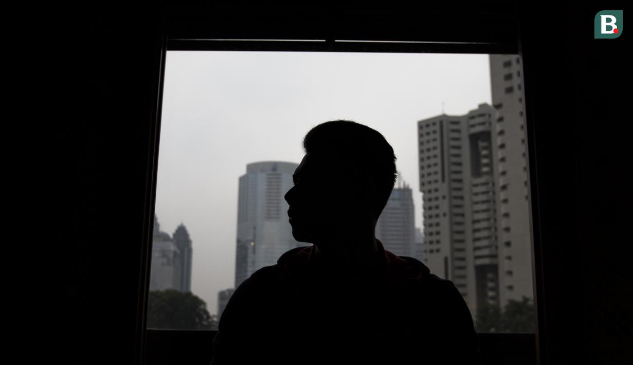 Siluet dari kiper Borneo FC, Nadeo Argawinata, berpose saat berada di Hotel Sultan, Jakarta, Rabu (18/4/2018). Pemuda 21 tahun ini merupakan penjaga gawang kedua dari Borneo FC. (Bola.com/Vitalis Yogi Trisna)