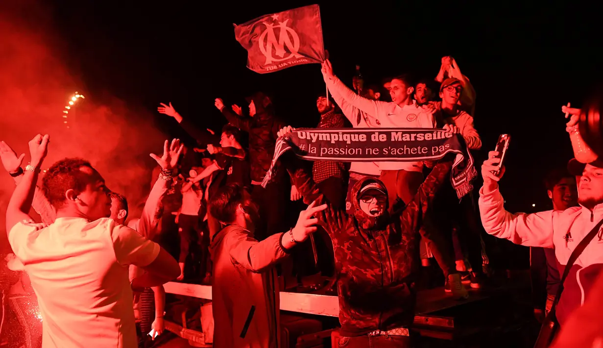 Suporter Marseille turun ke jalan merayakan keberhasilan lolos ke final Liga Europa setelah mengalahkan Salzburg di Marseille, Kamis (3/5/2018). Marseille lolos dengan unggul agregat 3-2 atas Salzburg. (AFP/Anne-Christine Poujoulat)