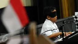 Jefri Setiawan saat memainkan keyboard di Auditorium Kemenpora, Jakarta, Kamis (14/11). Jefri  pelajar kelas 5 Sekolah Dasar (SD) Universal Ananda, Kendal, Jawa Tengah akan memecahkan rekor  dunia baru. (Liputan6.com/Helmi Fithriansyah)