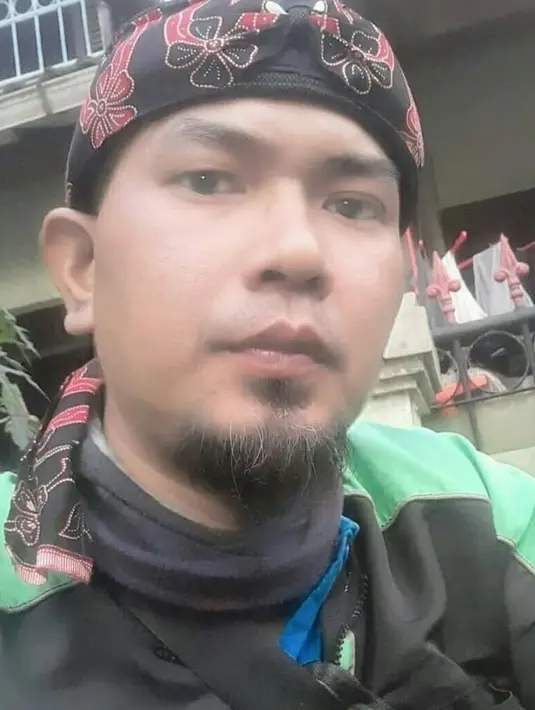 Choky S Butar Butar berprofesi sebagai driver ojek online. Ia sering mengabadikan momen saat ia bekerja. Paras yang sebelas dua belas dengan Ahmad Dhani ini banyak membuat pelanggannya terkejut. (Liputan6.com/FB/Choky S Butar Butar)