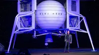 CEO Amazon Jeff Bezos mengumumkan Blue Moon, kendaraan pendaratan ke Bulan, selama acara Blue Origin di Washington, Amerika Serikat, 9 Mei 2019. Jeff Bezos berbagi kabar pengunduran dirinya melalui sebuah surat. (SAUL LOEB/AFP)