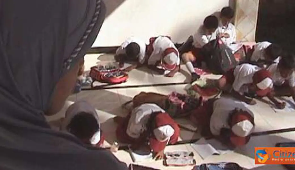 Citizen6, Jember: Para murid SDN Bagon 02 sedang melakukan proses belajar-mengajar di Masjid terdekat. (Pengirim: Sapto Raharjanto)