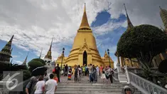 Sejumlah wisatawan tampak melihat keindahan dari Grand Palace yang didominasi oleh warna kuning emas. Grand Palace merupakan istana dari Ratu Thailand. Foto diambil pada 13 Agustus 2015. (Liputan6.com/Herman Zakharia)