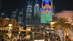 Gambar pada 4 Januari 2020 memperlihatkan Burj Khalifa, bangunan tertinggi di dunia, diterangi selama pertunjukan cahaya di Dubai. Burj Khalifa yang resmi dibuka pada 4 Januari 2010 itu merayakan hari jadinya yang ke-10 dengan pertunjukan lampu LED khusus. (Giuseppe CACACE / AFP)