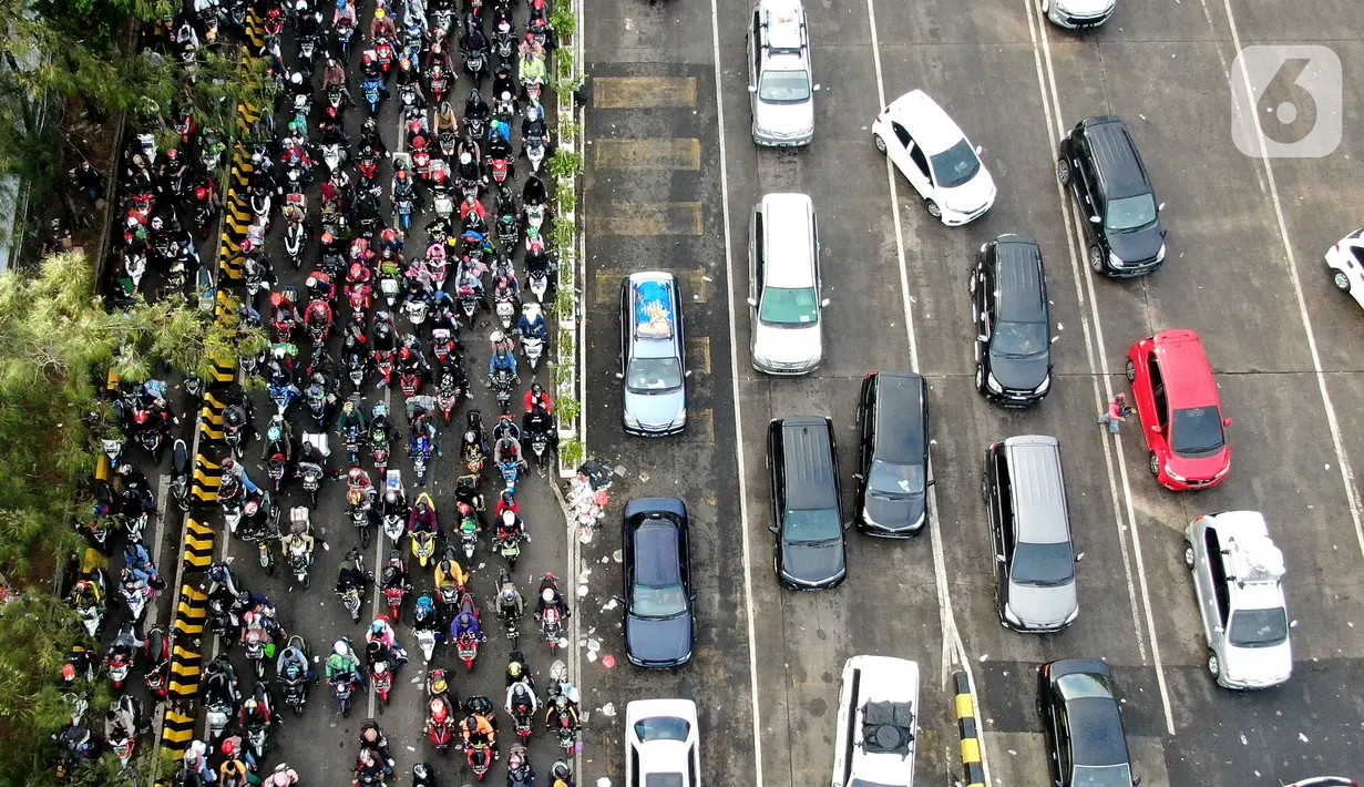 <p>Pantauan udara ribuan pemudik sepeda motor memadati pelabuhan Merak Banten, Sabtu (30/4/2022). H-2 Lebaran atau Puncak Arus Mudik, pelabuhan Merak diserbu ribuan pemudik motor. (Liputan6.com/Angga Yuniar)</p>