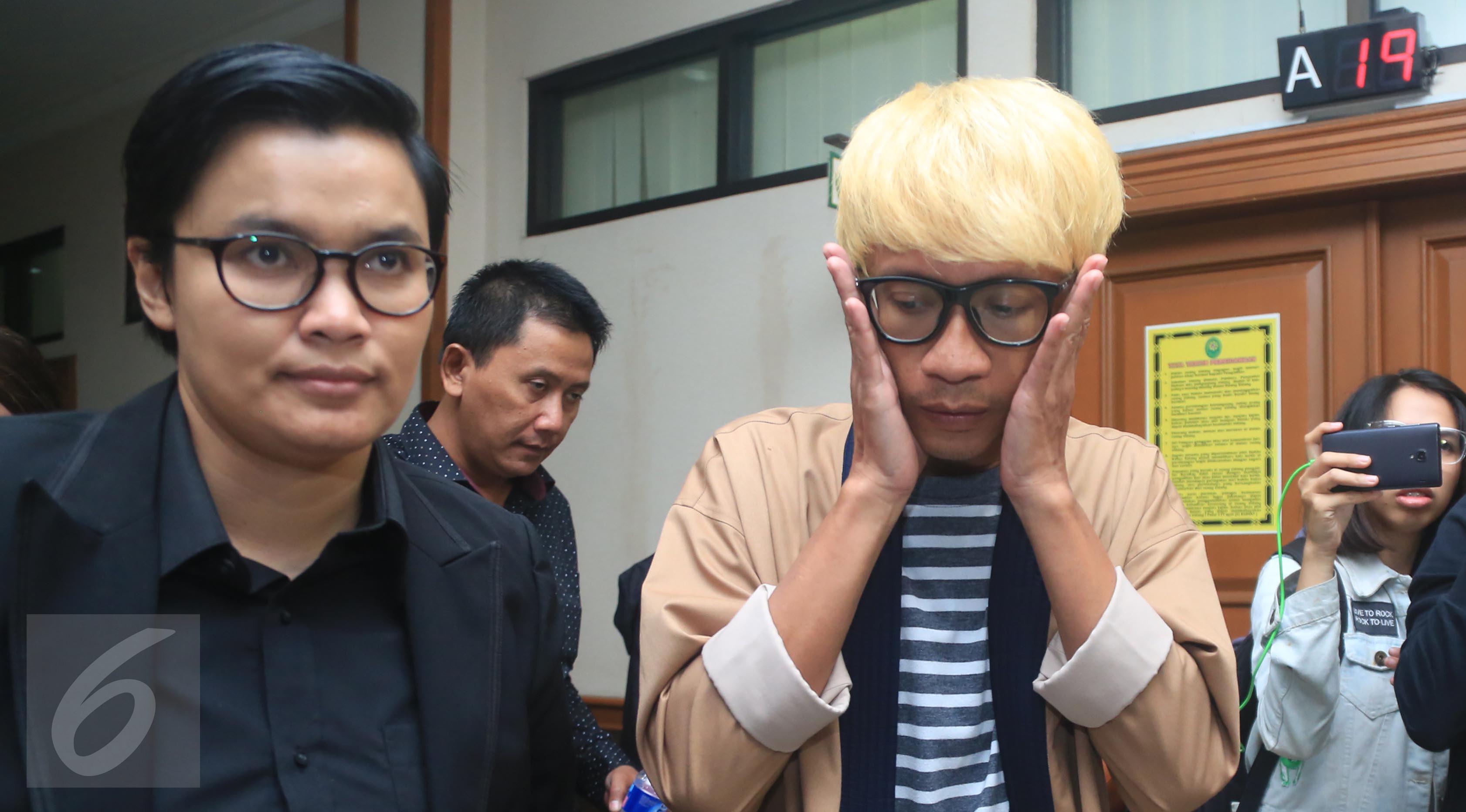 Aming saat menghadiri sidang perdana perceraiannya di Pengadilan Agama Jakarta Selatan, Kamis (23/3). Meski telah melakukan pertemuan keluarga, Aming tetap bersikukuh untuk melakukan perceraian. (Liputan6.com/Herman Zakharia)