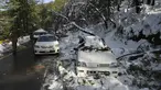 Seorang tentara berdiri dekat mobil saat operasi penyelamatan wisatawan yang terjebak salju tebal di sepanjang jalan Bukit Murree, Pakistan, 9 Januari 2022. Sebanyak 22 wisatawan tewas saat sekitar 1.000 kendaraan terjebak salju tebal di Bukit Murree. (Aamir QURESHI/AFP)