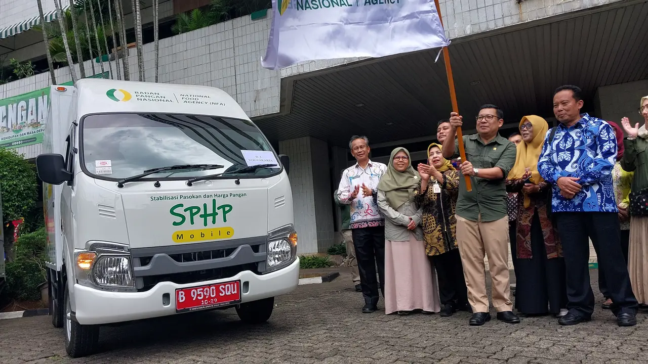 Badan Pangan Nasional (Bapanas) menyerahkan lima unit Mobil Stabilisasi Pasokan dan Harga Pangan (SPHP) kepada lima provinsi di Indonesia
