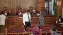 Saksi kasus penyebaran berita bohong atau hoaks dengan terdakwa Ratna Sarumpaet, ahli hukum ITE Teguh Arifiyadi (kanan) dan ahli pidana Mudzakir (kiri) bersiap menjalani sidang lanjutan di PN Jakarta Selatan, Jakarta, Kamis (9/5/2019). (Liputan6.com/Faizal Fanani)