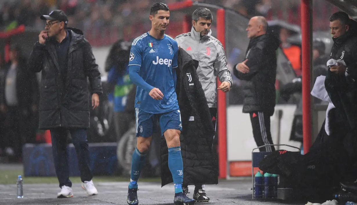 Penyerang Juventus, Cristiano Ronaldo berjalan menuju bangku cadangan selama pertandingan melawan Lokomotiv Moscow pada Grup D Liga Champions di stadion RZD Arena, Rusia (6/11/2019). Ronaldo diganti Paulo Dybala oleh pelatih Juventus, Maurizio Sarri pada menit ke-82. (AFP Photo/Kirill Kudryavtsev)