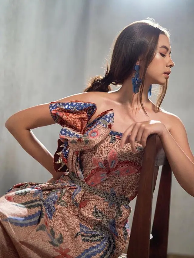 Potret 6 Artis Blasteran dalam Balutan Kain Batik, Pesona Wanita Indonesia
