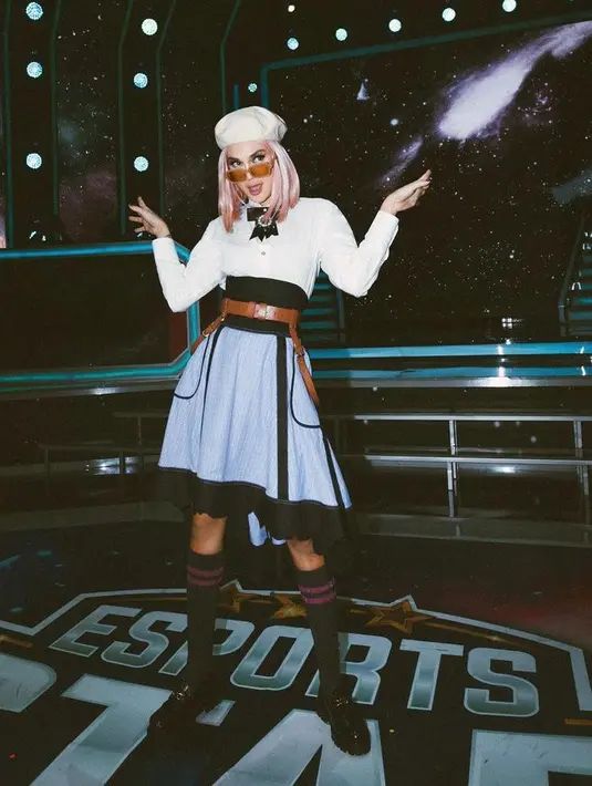 Kali ini, Luna Maya tampil catchy bergaya bak karakter Fanny dalam game Mobile Legend.  Aktris dan model itu mengenakan kemeja, rok, dan ikat pinggang.  (Instagram/lunamaya).