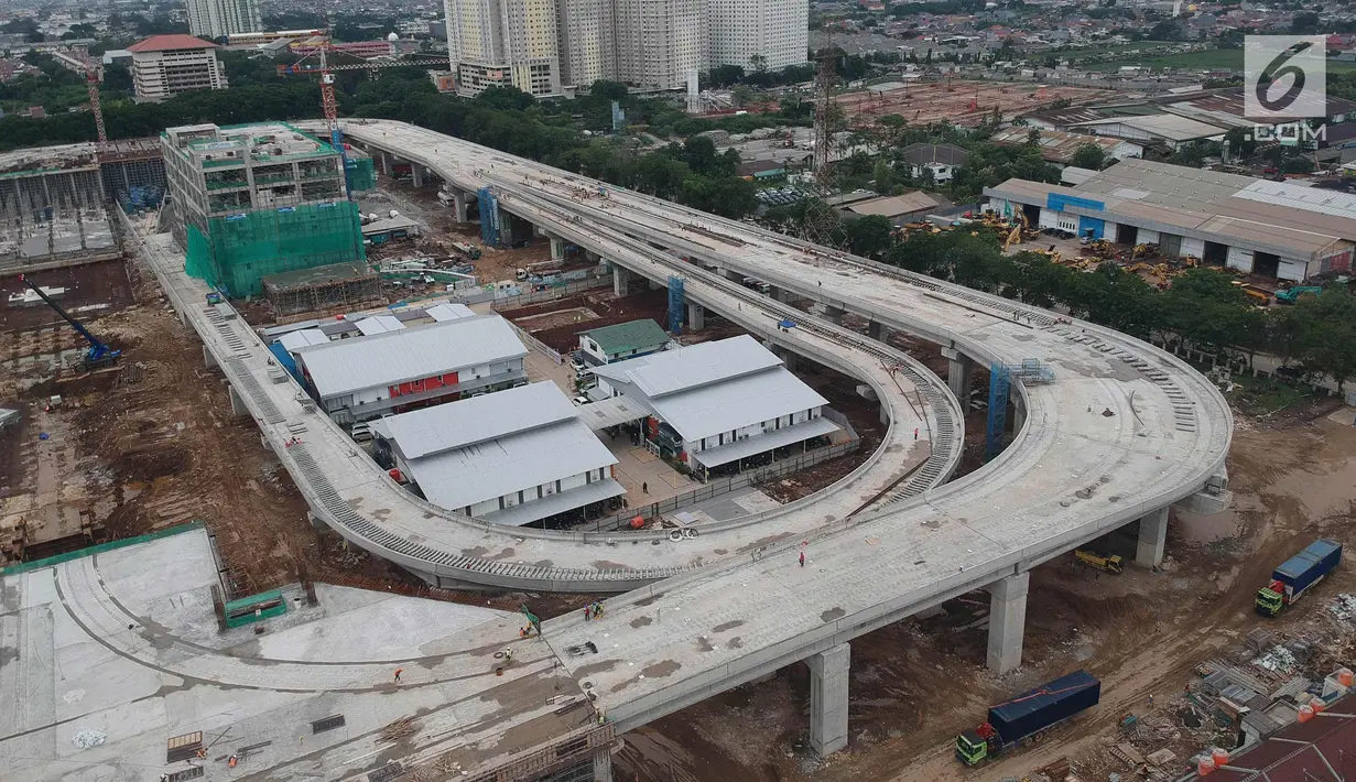 Sejumlah truk terlihat di areal proyek pembangunan Depo Light Rail Transit (LRT) di kawasan Kelapa Gading, Jakarta Utara, Kamis (25/1). Rencananya LRT akan mulai diuji coba pada Mei mendatang. (Liputan6.com/Arya Manggala)