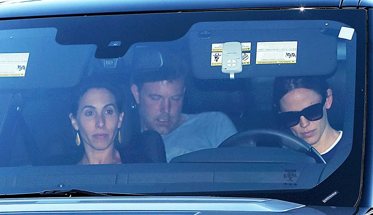 Ben Affleck sendiri mengaku bahwa rasa candunya terhadap alkohol sudah ia alami di masa lalu dan akan terus seperti itu. (SPLASHNEWS - HollywoodLife)