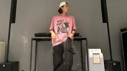 Tampil dengan kaos pink serta celana dan topi baseball, Johnny tampak begitu santai. Foto yang diunggah pun memperlihatkan latar belakang alat DJ yang ia miliki untuk latihan. (Liputan6.com/IG/@johnnyjsuh)