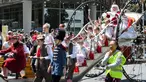 Orang-orang berpartisipasi dalam pawai Natal tahunan yang digelar di pusat kota Wellington, Selandia Baru, pada 28 November 2020. (Xinhua/Guo Lei)