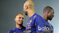 Pemain Persib Bandung, Raphael Maitimo, Sergio Van Dijk dan Carlton Cole saat perkenalan kepada Bobotoh di Stadion Siliwangi, Bandung, Minggu (2/4/2017). Tim Maung Bandung akan mengawali laga perdana Liga 1 Indonesia melawan Arema FC. (Bola.com/Nicklas Ha
