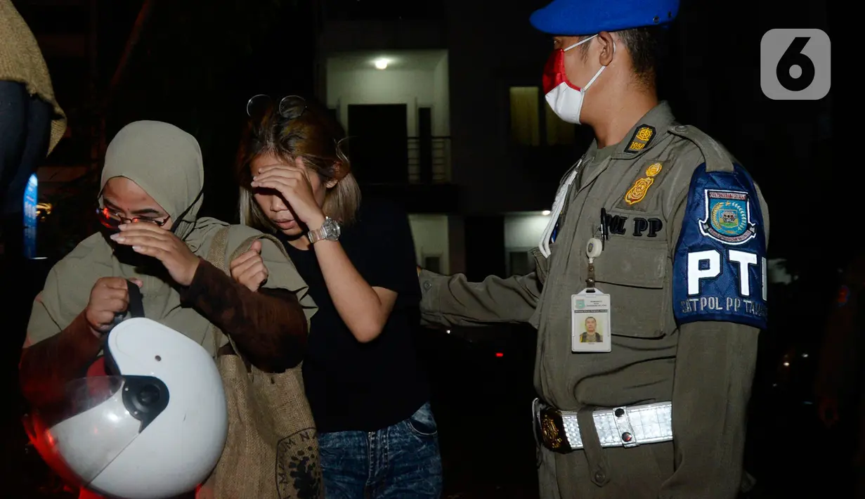 Sejumlah perempuan terjaring dalam operasi yang digelar Satpol PP Tangerang Selatan di Hotel RedDoorz, BSD, Serpong, Jumat (21/08/2020). Satpol PP mengamankan sejumlah pasangan bukan suami istri dalam sebuah operasi di hotel-hotel ketika Pemkot Tangsel memperpanjang PSBB. (merdeka.com/Dwi Narwoko)