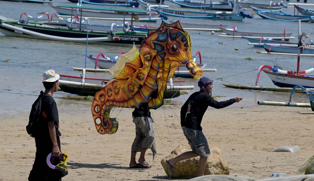 Event yang diisi dengan festival dan lomba layang-layang ini dalam rangka memeriahkan peringatan Hari Kemerdekaan ke-79 Republik Indonesia. (SONNY TUMBELAKA/AFP)