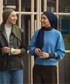 Memilih model dan bahan rok panjang yang sesuai menjadi langkah awal untuk menciptakan tampilan hijab yang modis sekaligus nyaman dikenakan. (Foto/Dok: Uniqlo)