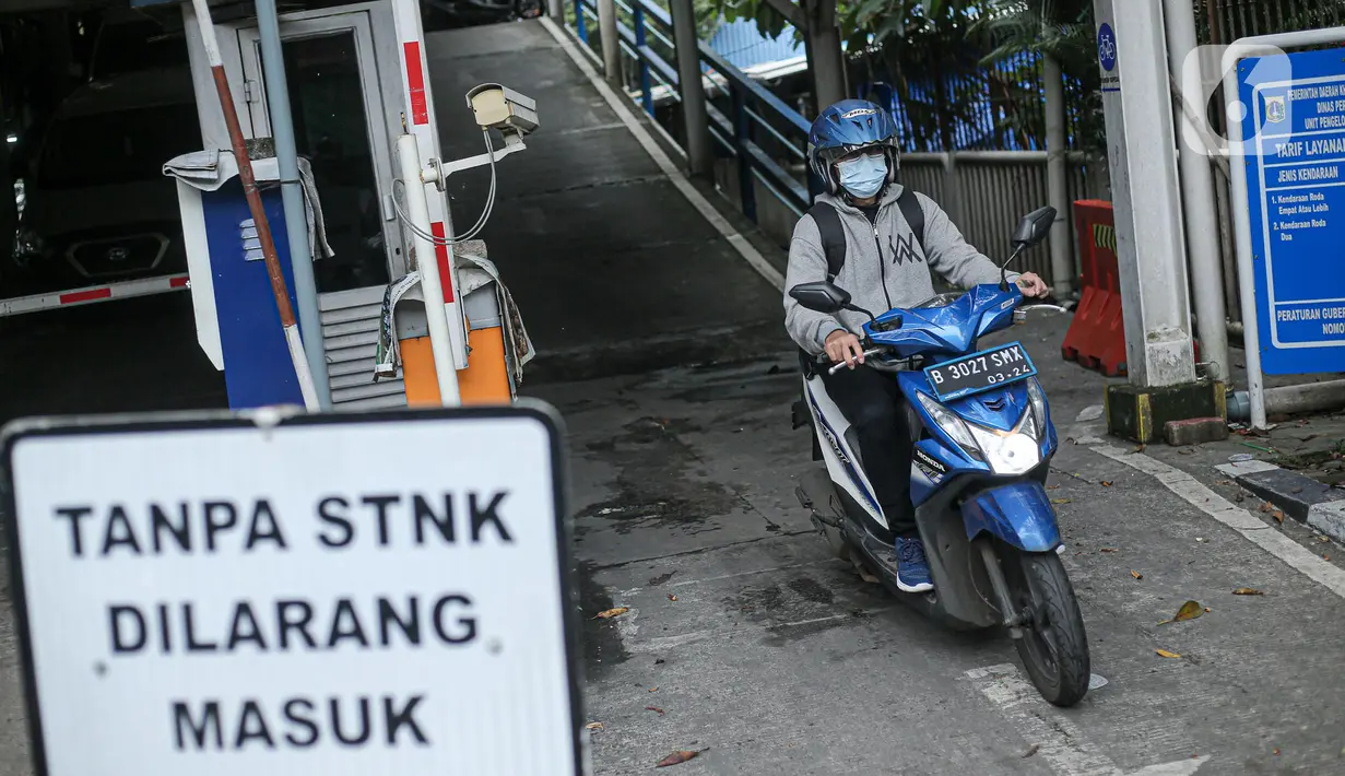 Pengendara motor keluar dari area Park and Ride Vertikal Terminal Ragunan, Jakarta, Selasa  (29/11/2022). Rata-rata pengendara yang menitipkan motor di Park and Ride vertikal Terminal Ragunan ini merupakan warga sekitar dan Depok. (Liputan6.com/Faizal Fanani)