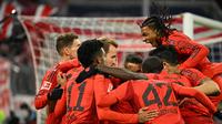 Pemain Bayern Munchen merayakan gol yang dicetak Harry Kane dalam laga pekan 11 Bundesliga Jerman 2024/2025, Sabtu (23/11/2024) dini hari WIB. Harry Kane mencetak hattrick dalam laga kontra Augsburg di Allianz Arena (LUKAS BARTH-TUTTAS / AFP)
