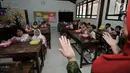 Guru memimpin doa sebelum siswa menyantap makanan tambahan saat program Penyediaan Makanan Tambahan Anak Sekolah (PMTAS) di SD Negeri 01 Tanjung Priok, Jakarta, Kamis (28/3). (merdeka.com/Iqbal S. Nugroho)