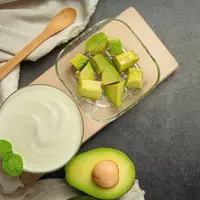 Alpukat menjadi salah satu bahan yang paling banyak dipilih ibu karena sifatnya yang praktis, tidak perlu dimasak, dan memiliki tekstur creamy yang alami. Hal ini menjadikannya pilihan ideal untuk diberikan sebagai puree untuk bayi yang sedang belajar makan. (foto/dok: freepik/jcomp)