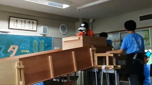 siswa jepang buat simulator roller coaster keren (foto: Nextshark/ twitter @MobileHackerz)