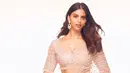 Putri Shah Rukh Khan  yang juga kini sebagai artis, Suhana Khan tampil dengan sari atasan crop warna pink serasi dengan selendang dan rok panjang dihiasi payetan. [@suhanakhan]