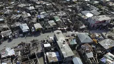 Pemandangan sebuah perkampungan yang porak-poranda setelah dihantam badai Matthew di wilayah Port-au-Prince, Haiti, Senin (10/10). Pemandangan ini diambil dari kota Jeremie yang terletak 188km sebelah barat Port-au-Prince. (AFP Photo/Nicolas Garcia)