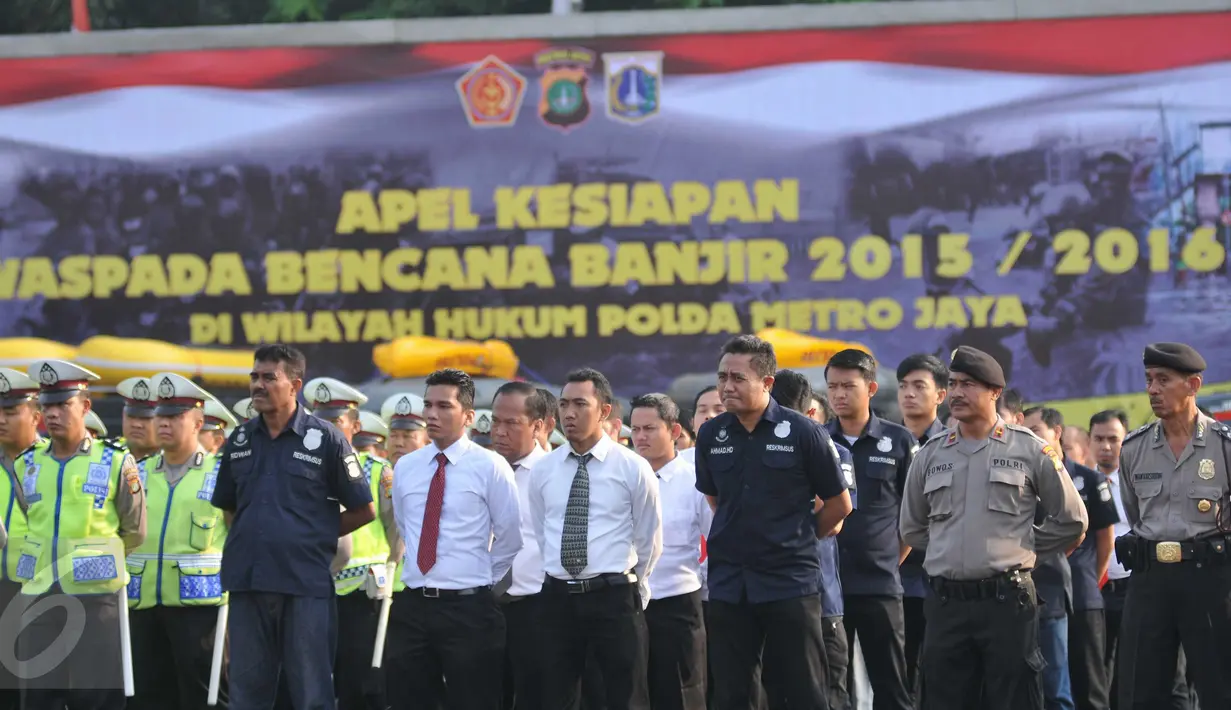 Ratusan petugas gabungan dari Polda Metro Jaya, Satpol PP DKI, BNPN dan unsur TNI mengikuti apel siaga banjir di lapangan Direktorat Lalu Lintas Polda Metro Jaya, Jakarta, Jumat (27/11). (Liputan6.com/Gempur M Surya)