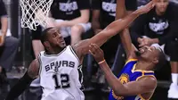 Pebasket Golden State Warriors, Kevin Durant, melewati penjagaan pebasket San Antonio Spurs, LaMarcus Aldridge, pada laga final NBA Wilayah Barat di San Antonio, Sabtu (20/5/2017). Spurs kalah 108-120 dari Warriors. (AFP/Ronald Martinez)