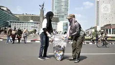 Aktivis yang tergabung dalam Sekolah Relawan memunguti sampah saat aksi Jakarta Clean Action selama Hari Bebas Kendaraan Bermotor (HBKB) di kawasan Bundaran HI, Jakarta, Minggu (1/12/2019). (merdeka.com/Iqbal S. Nugroho)