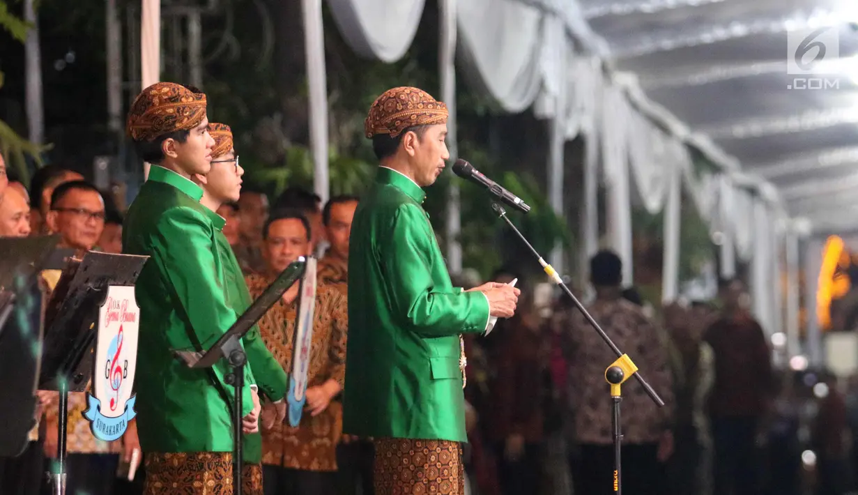 Presiden Jokowi memberikan sambutan pada acara serah terima Paningset dan Midodareni pernikahan Kahiyang Ayu dan Bobby Nasution di kediamannya di Surakarta, Selasa (7/11). (Liputan6.com/Angga Yuniar)