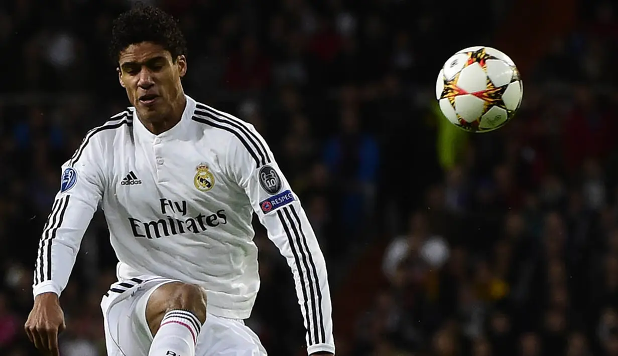 3. Raphael Varane, menurut Daily Star, bek muda Prancis ini berpotensi untuk gabung dengan Manchester United pada musim depan. Namun hal itu dapat terjadi jika Setan Merah dilatih oleh Jose Mourinho. (AFP/Pierre-Philippe Marcou) 