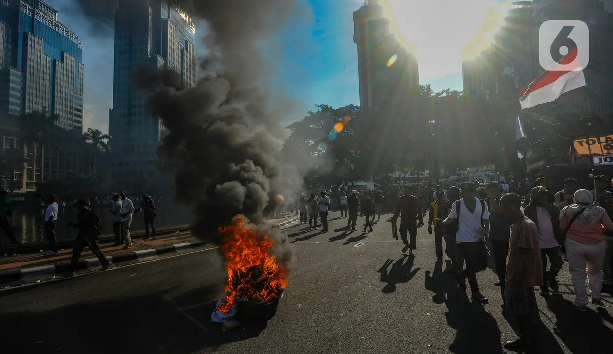 Aksi bakar ban tersebut dilakukan usai majelis hakim di MK membacakan putusan gugatan Pilpres 2024. (merdeka.com/Arie Basuki)