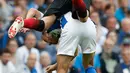 Bek Manchester United, Victor Linelof berebut bola dengan pemain Brighton & Hove Albion, Glenn Murray pada lanjutan Liga Inggris di stadion Amex, Brighton, (19/8). Brighton & Hove Albion berhasil mengalahkan MU 3-2. (AP Photo/Alastair Grant)