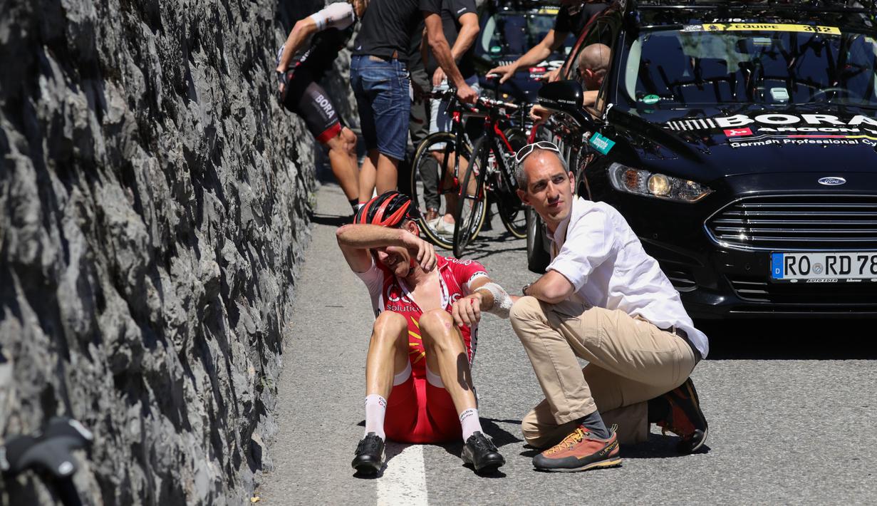 Pebalap Slovenia, Borut Bozic, menangis setelah terjatuh di Etape 17 Tour de France berjarak 184,5 km antara Berne dan Finhaut-Emosson, Prancis, (20/7/2016). (AFP/Kenzo Tribouillard)