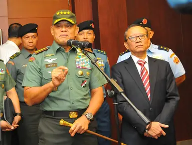 Panglima TNI Gatot Nurmantyo memberi sambutan di dampingi Dirjen Pajak Ken Dwijugiasteadi saat Rapat Pimpinan Nasional (Rapimnas) Ditjen Pajak Gedung Ditjen Pajak, Jakarta, Senin (7/11). (Liputan6.com/Angga Yuniar)