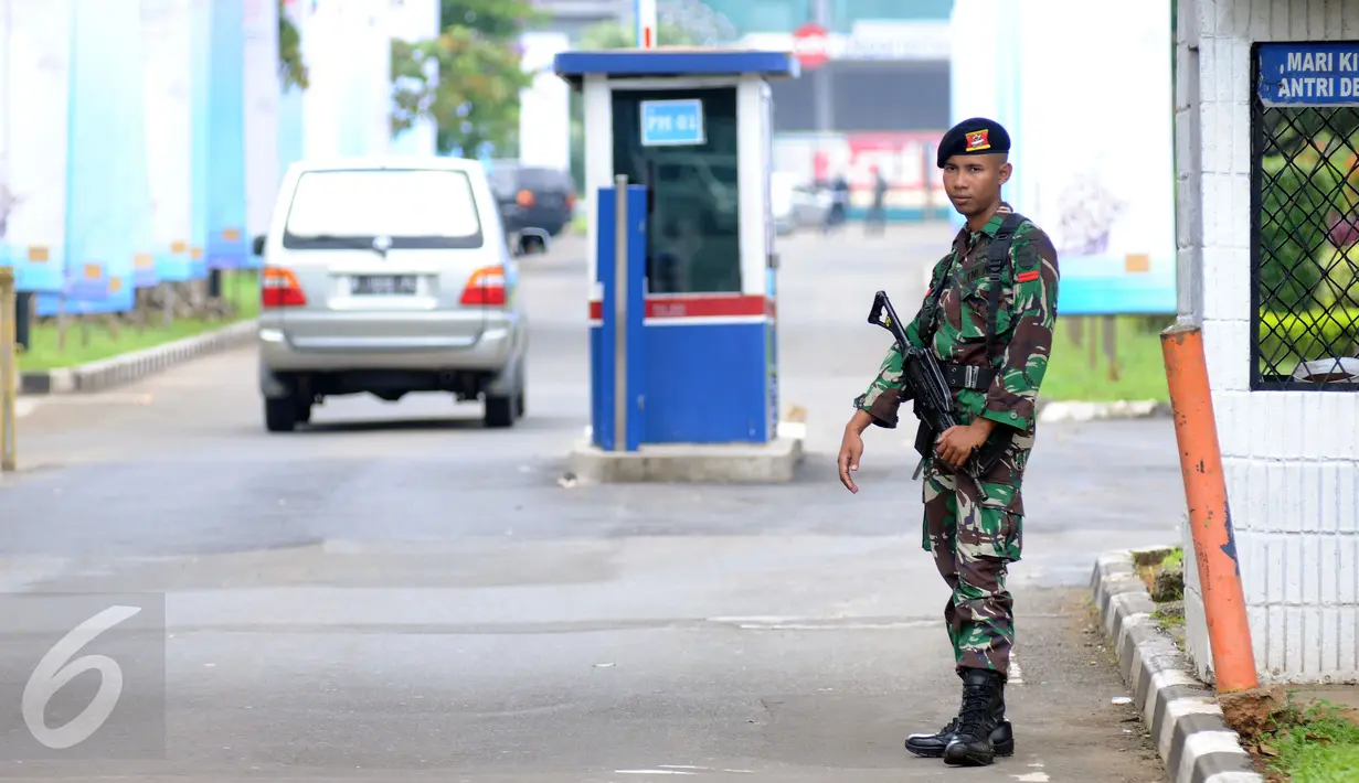 Personel TNI bersenjata lengkap bersiaga di pintu masuk kawasan Gelora Bung Karno, Jakarta, Senin (6/3). Pengamanan ini terkait pelaksanaan KTT IORA 2017 yang digelar di Jakarta Convention Center 5-7 Maret. (Liputan6.com/Helmi Fithriansyah)