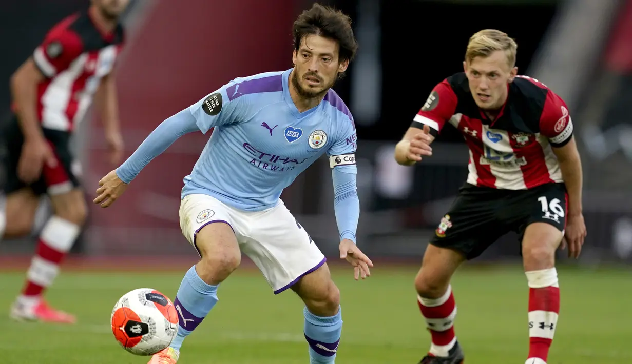 Pemain Manchester City, David Silva berusaha melewati pemain Southampton, James Ward-Prowse, pada laga Premier League di Stadion St. Mary's, Minggu (5/7/2020). Manchester City takluk 0-1 dari Southampton. (AP Photo/Dave Thompson,Pool)
