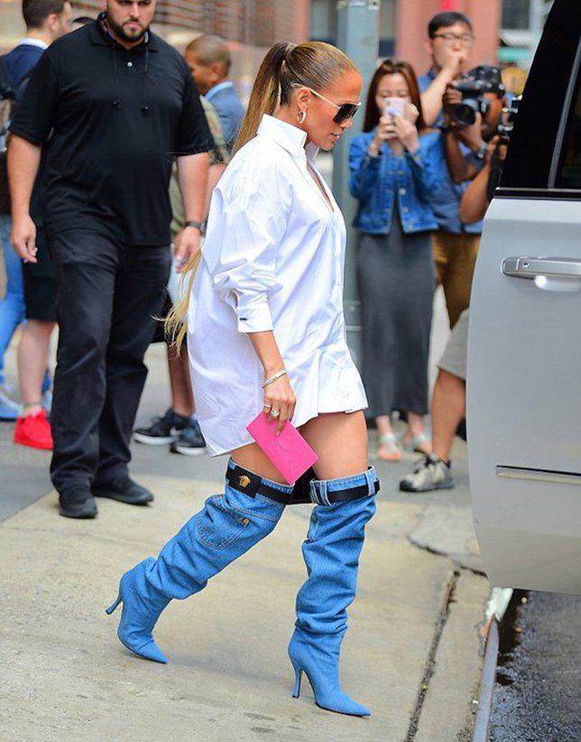 Sepatu boosts unik Jennifer Lopez &copy; Splashnews via dailymail.co.uk