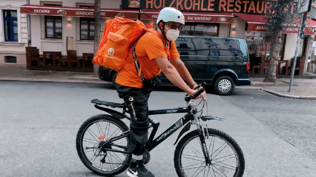 Saadat saat mengantar pizza menggunakan sepeda/dok. Twitter @JosaMania