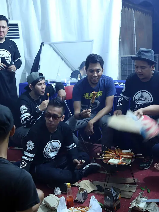 "cuma kita yg gila2an di backstage !!! bakaaar !!! hahaha...selamat tahun baruuu semuanya," tulis fiveminutes_official dalam akun Instagram. (Nurwahyunan/Bintang.com)