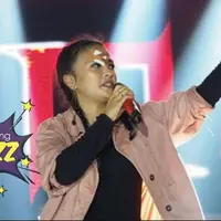 Vokalis band Kotak, Tantri Syalindri Ichlasari, mengalami insiden yang membuat darah mengalir di pelipisnya saat manggung di Medan.