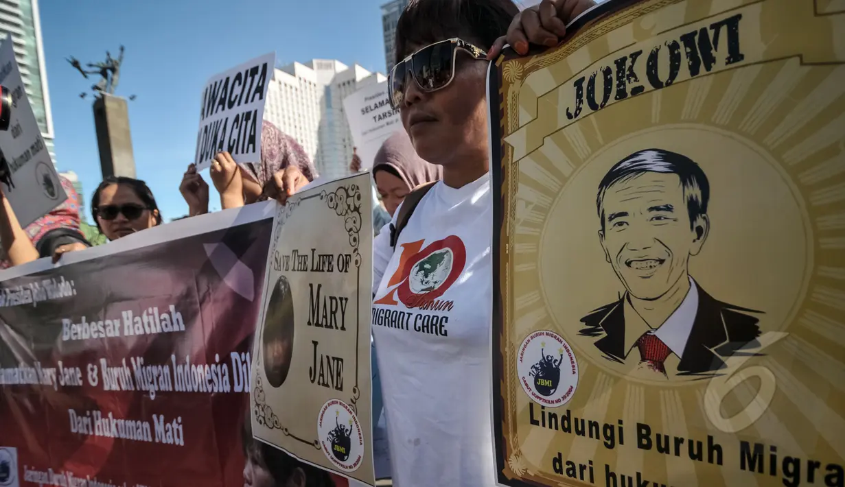 Jaringan Buruh Migran Indonesia melakukan aksi di Bundaran HI, Jakarta, Minggu (26/4/2015).  Aksi tersebut berisi seruan untuk selamatkan buruh migran dari hukuman mati terutama terpidana hukuman mati asal Philipina Mary Jane. (Liputan6.com/Faizal Fanani)